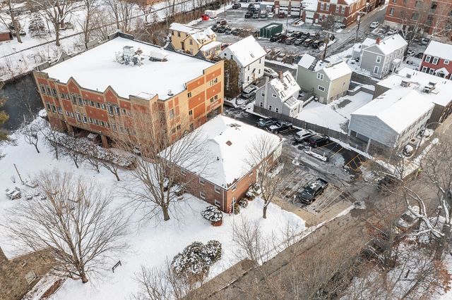 63 Shore Road 14, Winchester, MA 01890