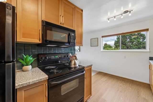 321 Warwick Ave 303, Oakland, CA 94610