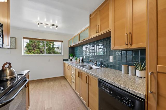 321 Warwick Ave 303, Oakland, CA 94610