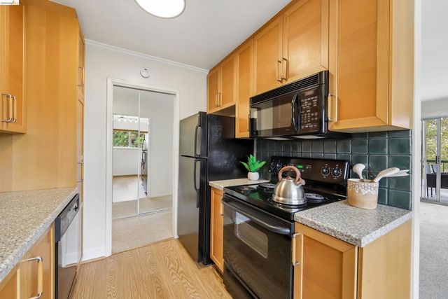 321 Warwick Ave 303, Oakland, CA 94610