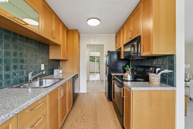 321 Warwick Ave 303, Oakland, CA 94610