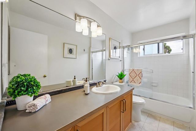 321 Warwick Ave 303, Oakland, CA 94610