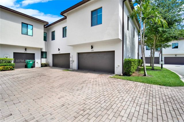 4971 NW 84th Ave, Doral, FL 33166