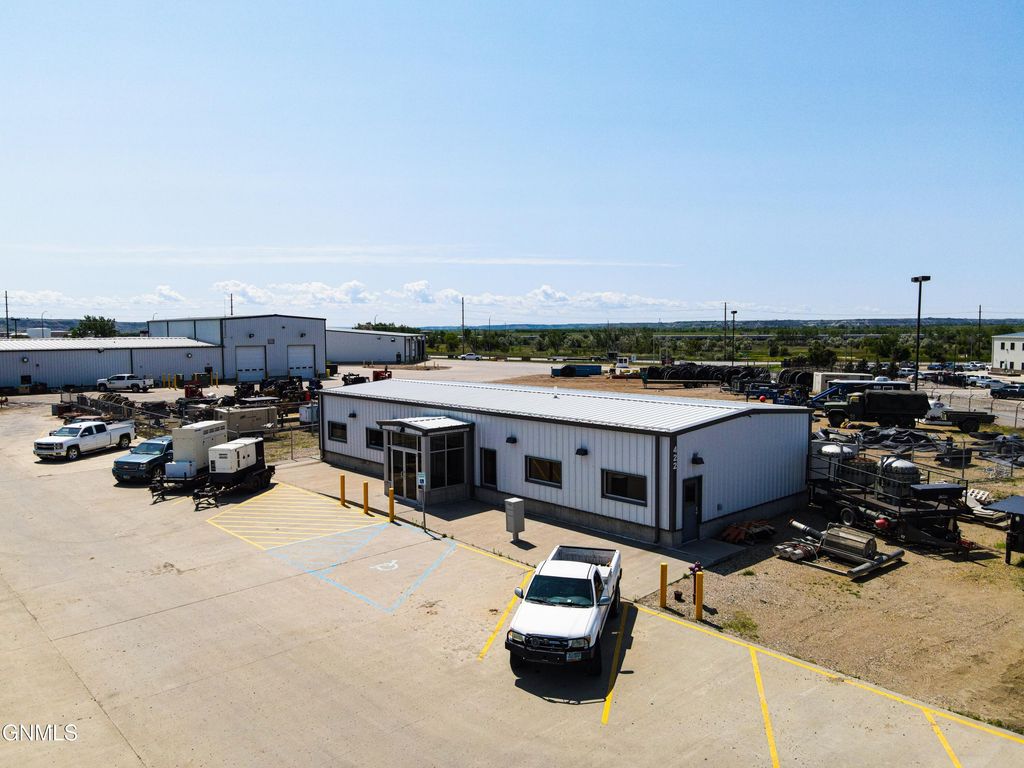 424 22nd Avenue E, Williston, ND 58801 photo 2