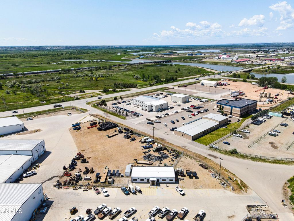 424 22nd Avenue E, Williston, ND 58801 photo 3