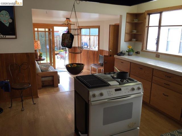 986 Kains Ave, Albany, CA 94705