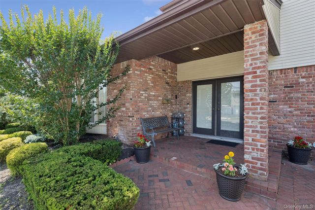 2105 Holland Way, Merrick, NY 11566