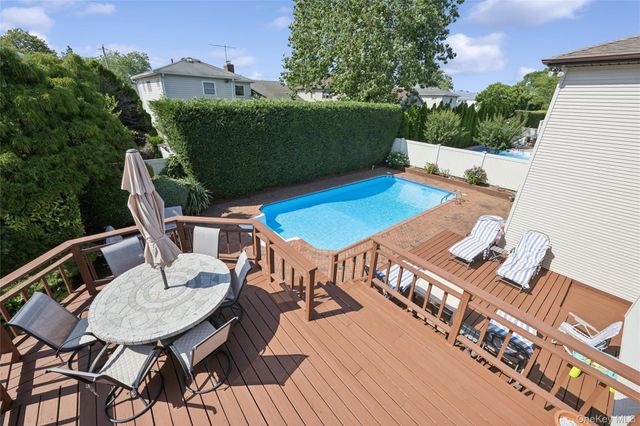 2105 Holland Way, Merrick, NY 11566