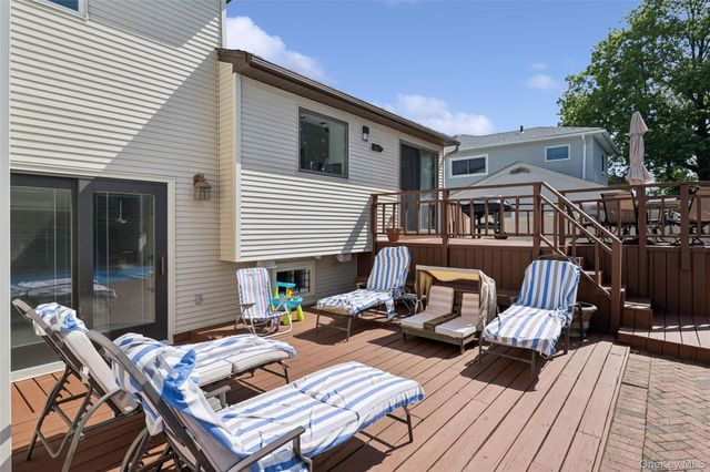 2105 Holland Way, Merrick, NY 11566