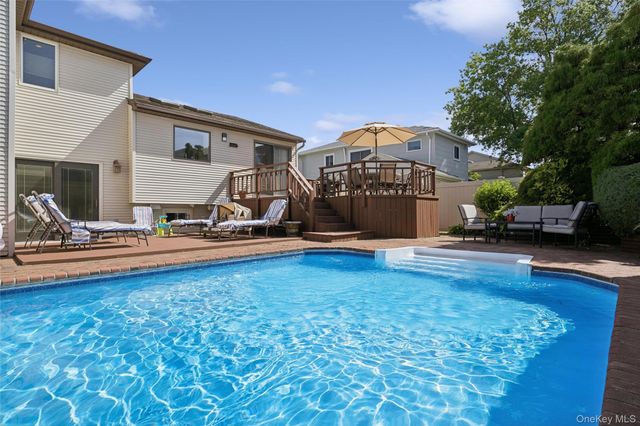2105 Holland Way, Merrick, NY 11566