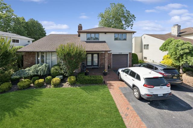 2105 Holland Way, Merrick, NY 11566