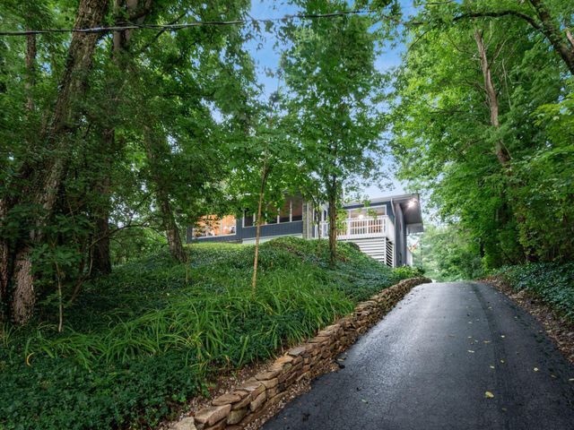 6107 Riverside Drive, Powell, OH 43065