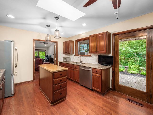 6107 Riverside Drive, Powell, OH 43065
