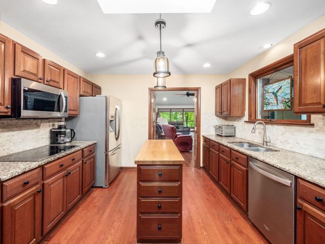 6107 Riverside Drive, Powell, OH 43065