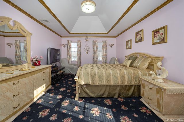 8 Toms Way, Poughkeepsie, NY 12603