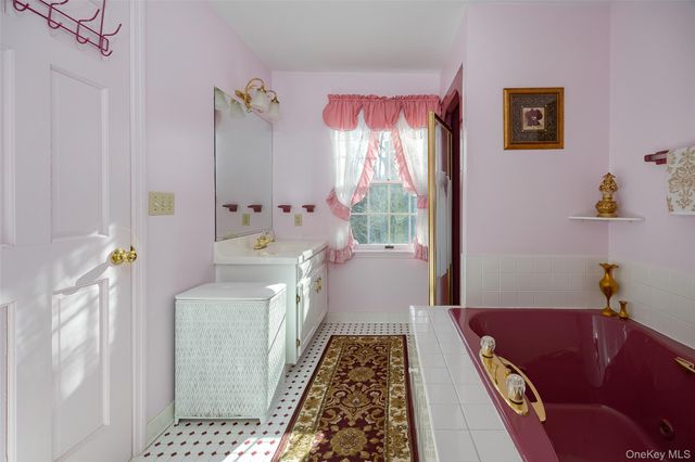 8 Toms Way, Poughkeepsie, NY 12603