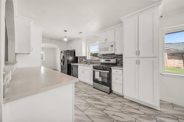 802 Birdsong Drive, Baytown, TX 77521