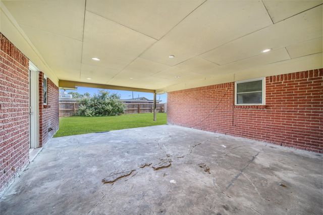 802 Birdsong Drive, Baytown, TX 77521