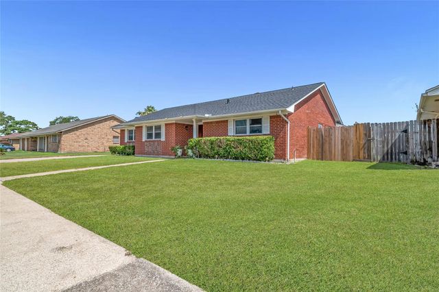 802 Birdsong Drive, Baytown, TX 77521