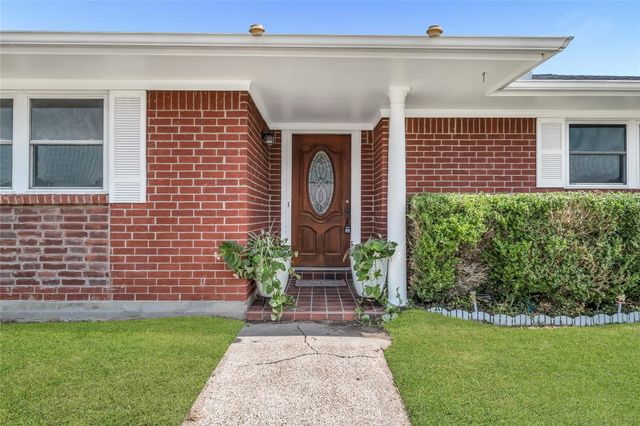 802 Birdsong Drive, Baytown, TX 77521