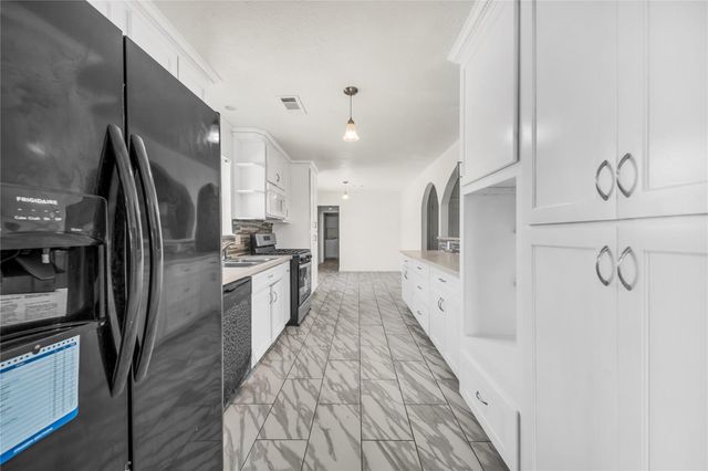 802 Birdsong Drive, Baytown, TX 77521