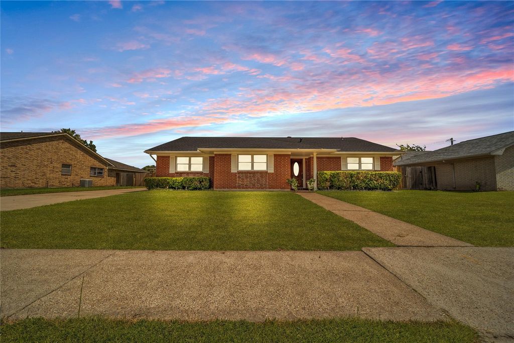 802 Birdsong Drive, Baytown, TX 77521