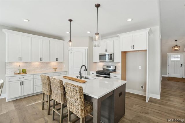 677 Round Rock Dr, Howell, MI 48843