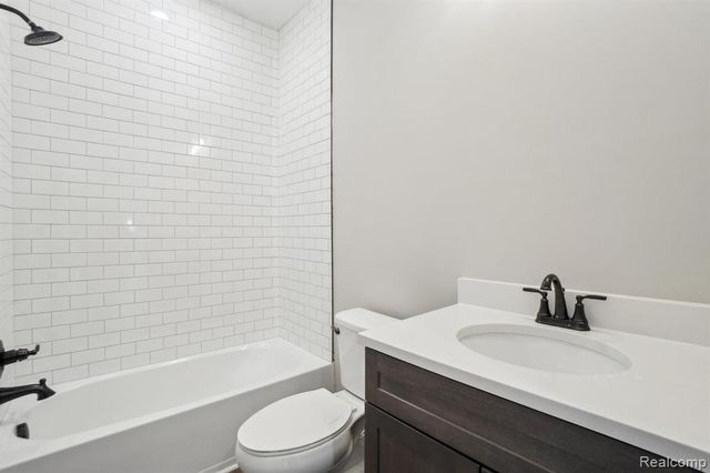 677 Round Rock Dr, Howell, MI 48843