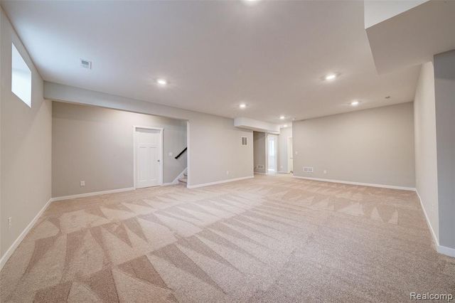 677 Round Rock Dr, Howell, MI 48843