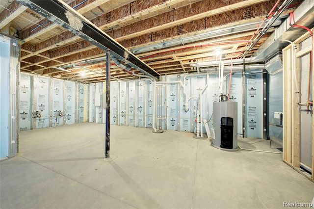 677 Round Rock Dr, Howell, MI 48843