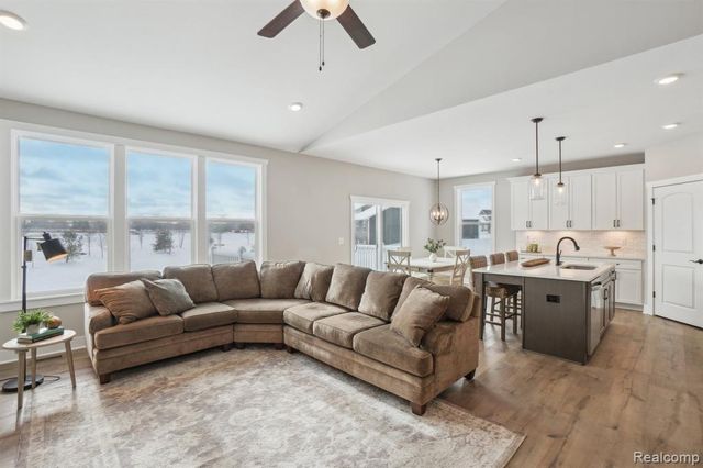 677 Round Rock Dr, Howell, MI 48843