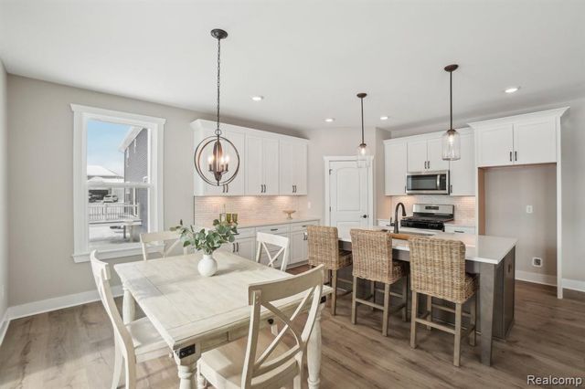 677 Round Rock Dr, Howell, MI 48843