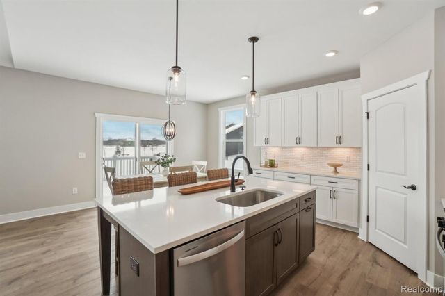 677 Round Rock Dr, Howell, MI 48843