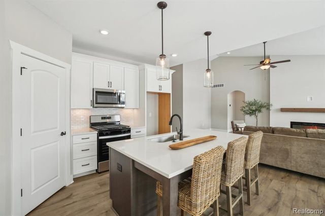 677 Round Rock Dr, Howell, MI 48843