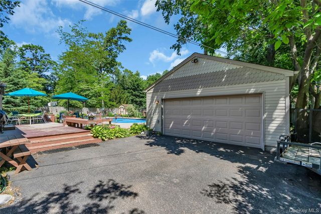 25 Del Place, Hauppauge, NY 11788