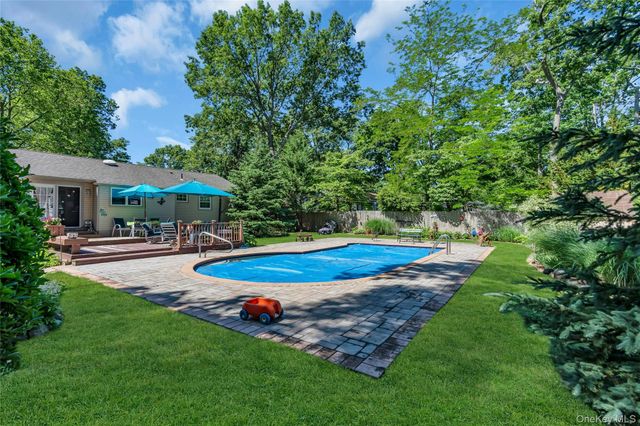 25 Del Place, Hauppauge, NY 11788