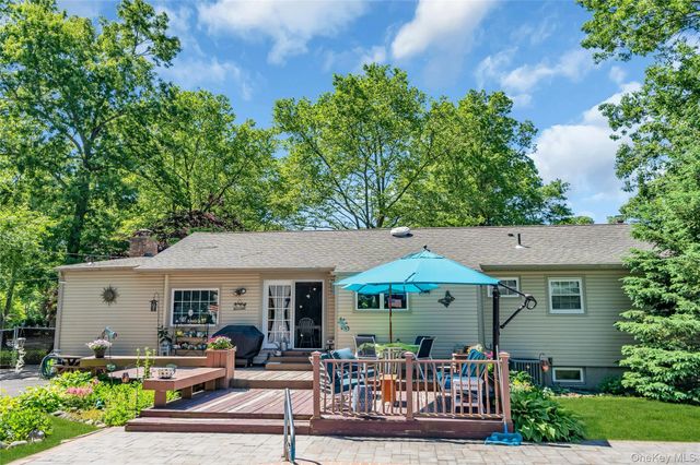 25 Del Place, Hauppauge, NY 11788