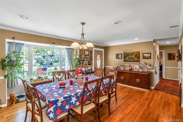 25 Del Place, Hauppauge, NY 11788