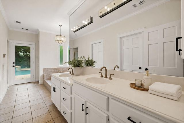 33 Cottondale RD, The Hills, TX 78738