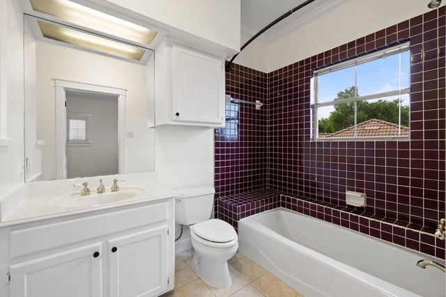 33 Cottondale RD, The Hills, TX 78738