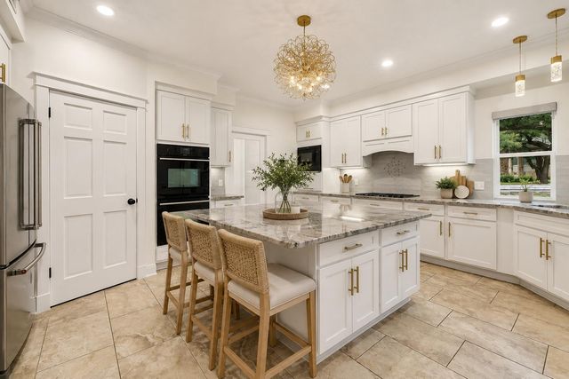 33 Cottondale RD, The Hills, TX 78738