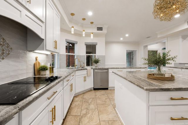 33 Cottondale RD, The Hills, TX 78738