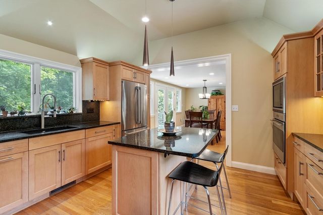 2 Doris Rd, Bedford, MA 01730