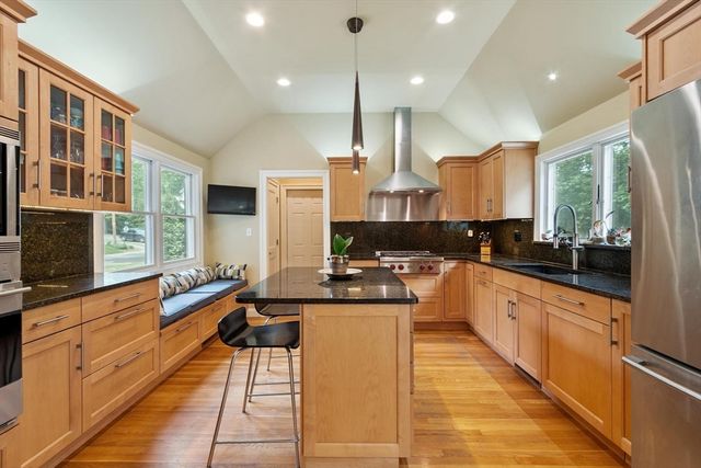 2 Doris Rd, Bedford, MA 01730