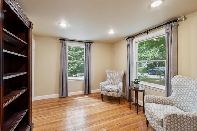 2 Doris Rd, Bedford, MA 01730