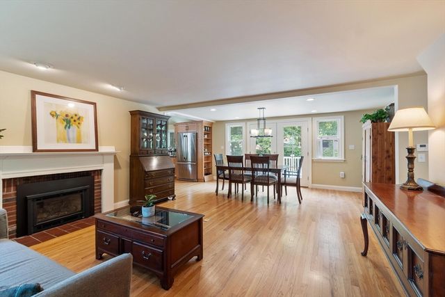 2 Doris Rd, Bedford, MA 01730