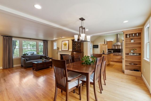 2 Doris Rd, Bedford, MA 01730