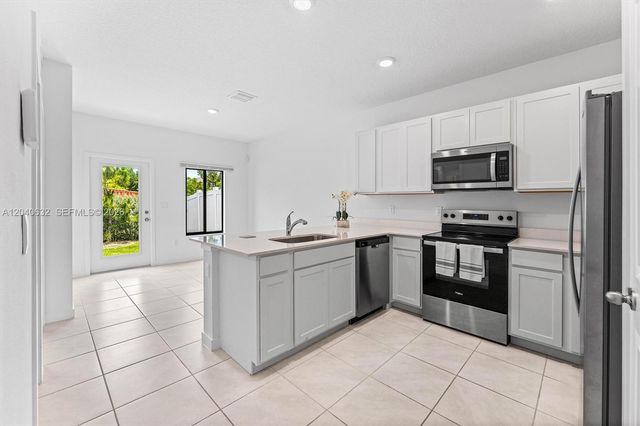 4825 Dillion St, Lake Worth, FL 33463