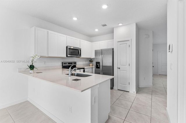 4825 Dillion St, Lake Worth, FL 33463