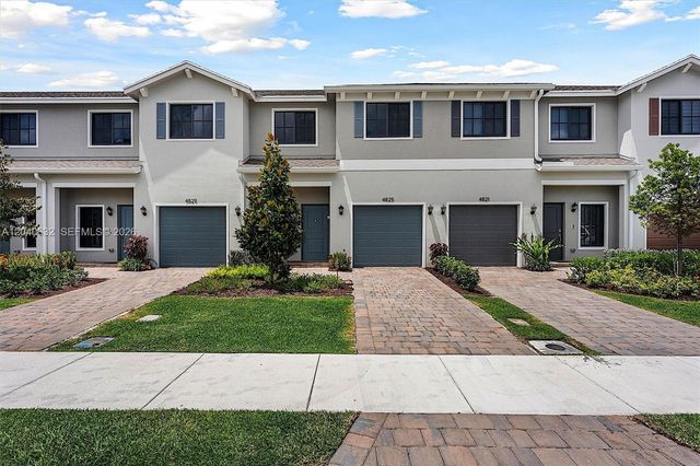 4825 Dillion St, Lake Worth, FL 33463
